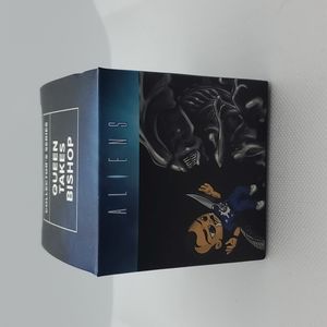 NWT Aliens movie figurine Queen Takes Bishop